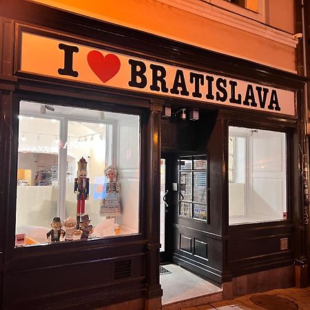 Netradicny Apartman V Centre Bratislava Eksteriør billede